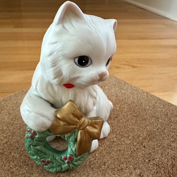 Vintage Homco 5112 White Cat Christmas Figurine Holding Wreath - Picture 4 of 6
